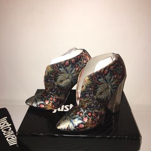 Roberto Cavalli Booties. NEW. Box Size 40 EUR